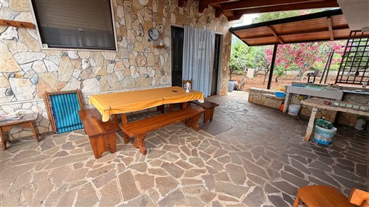 Villa Di 3 Vani e Acc. In Buono Stato, Rivestita In Pietra e Recintata.